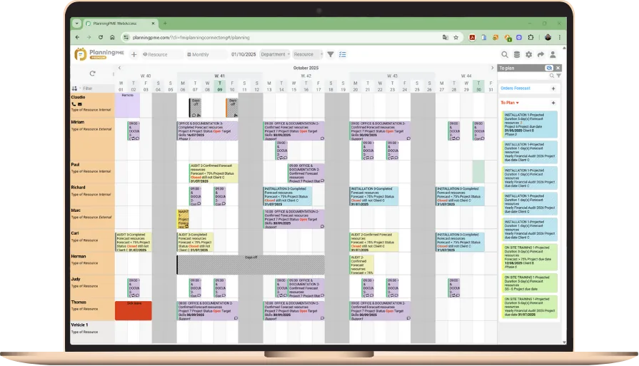 PlanningPME monthly calendar with staff availability